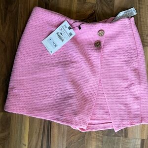 Zara bright pink textured mini skirt / skort gold details, NWT Size Small